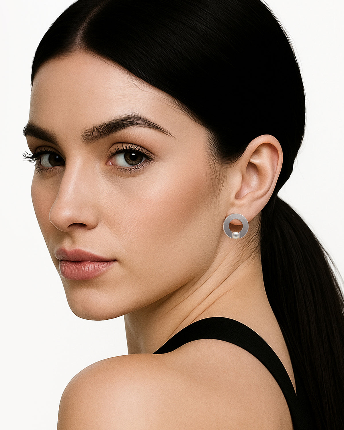 taormina-abbracci-stud-earrings-tension-set-white-pearl-model