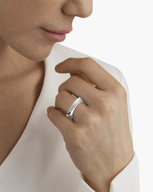 taormina-cushion-square-band-ring-model-female