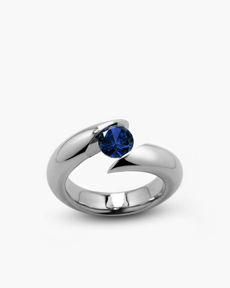 taormina-flusso-tension-set-ring-blue-sapphire-front