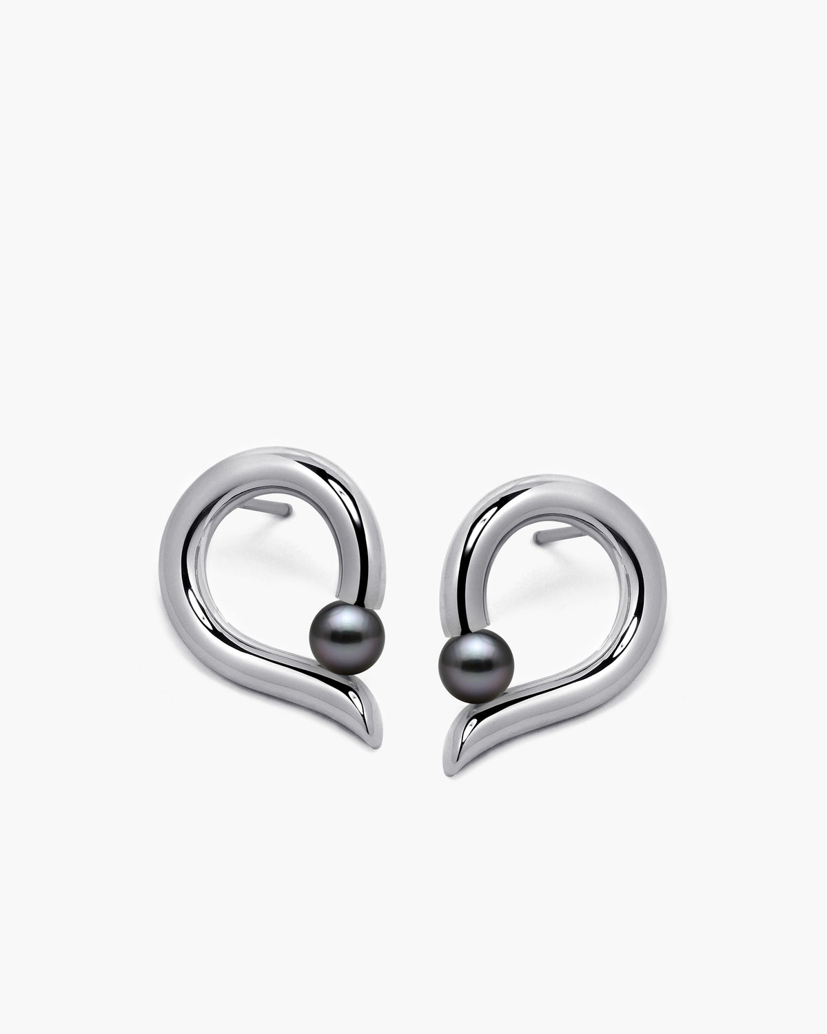 taormina-onde-stud-earrings-tension-set-black-pearl