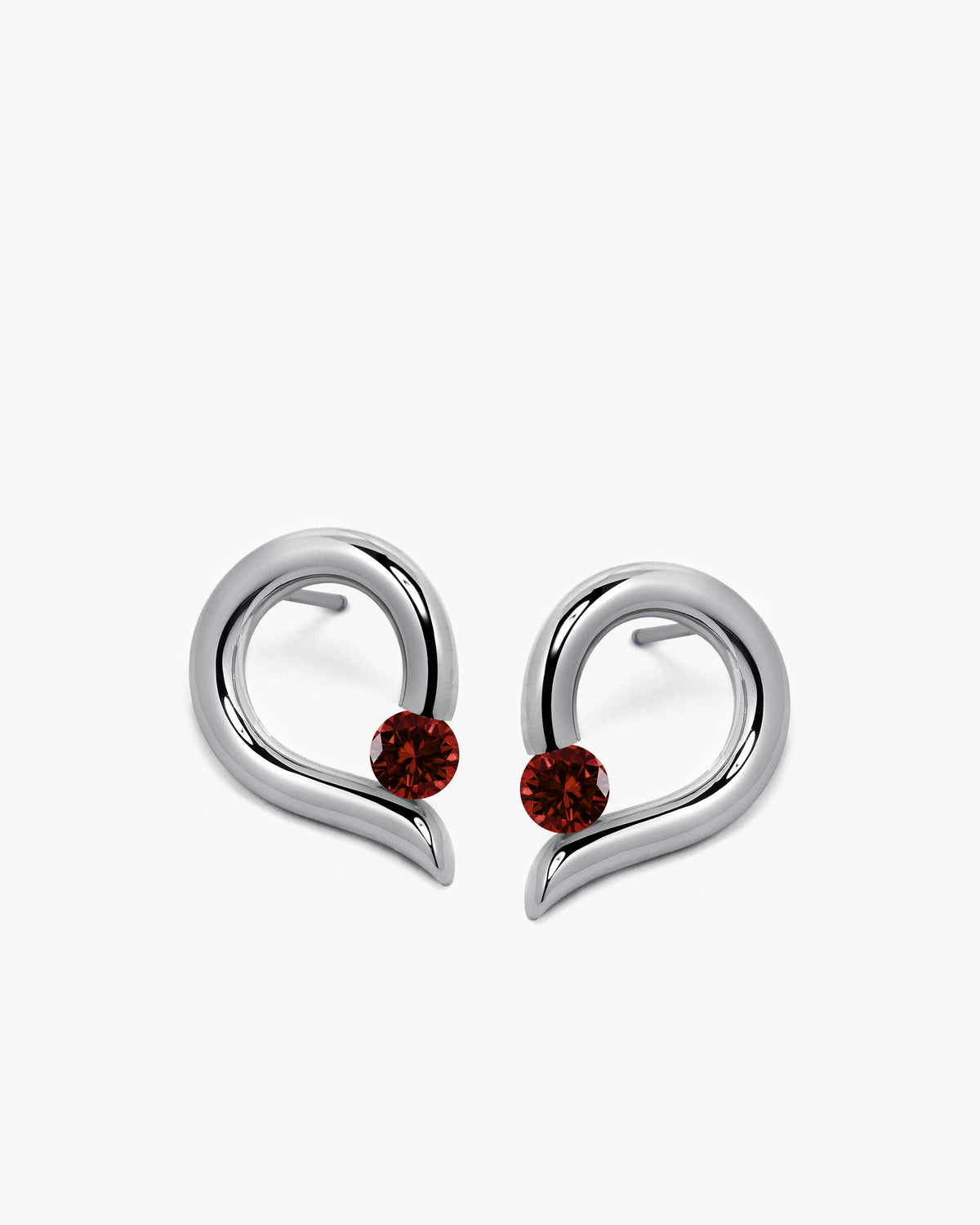 taormina-onde-stud-earrings-tension-set-garnet