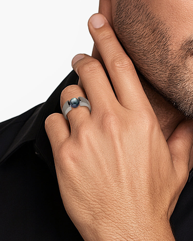 taormina-pyramid-tension-set-ring-black-pearl-model-zoom