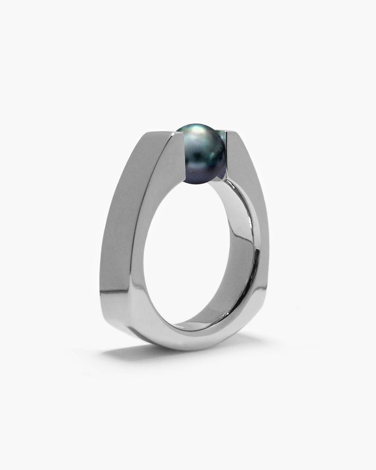 taormina-pyramid-tension-set-ring-black-pearl-side