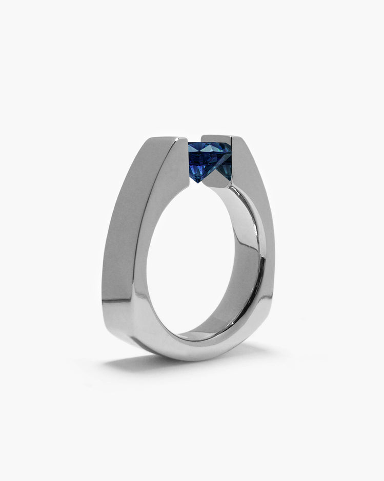 taormina-pyramid-tension-set-ring-blue-sapphire-up