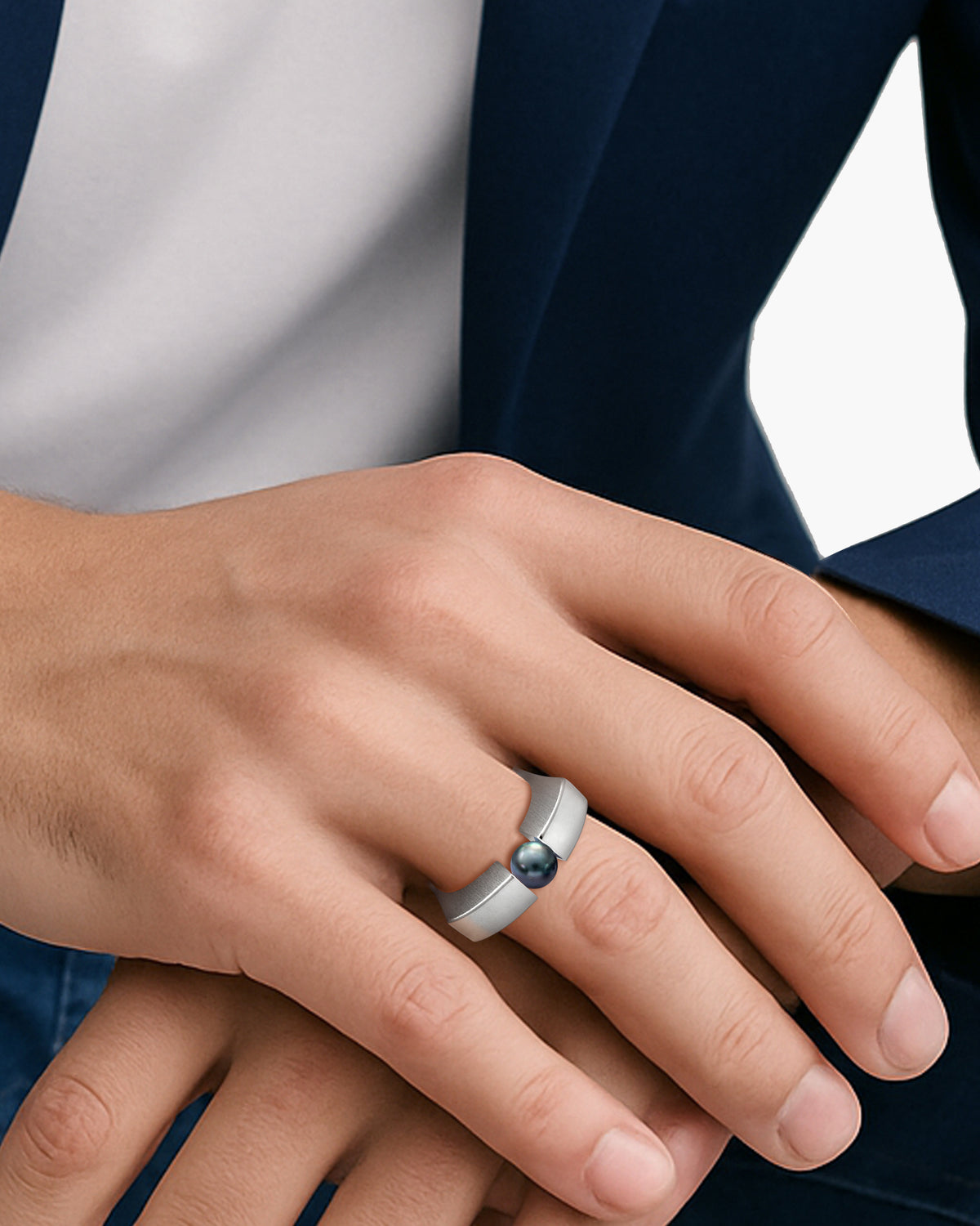 taormina-stratum-tension-set-ring-black-pearl-model-zoom