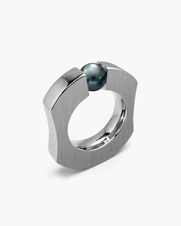 taormina-stratum-tension-set-ring-black-pearl-side-up