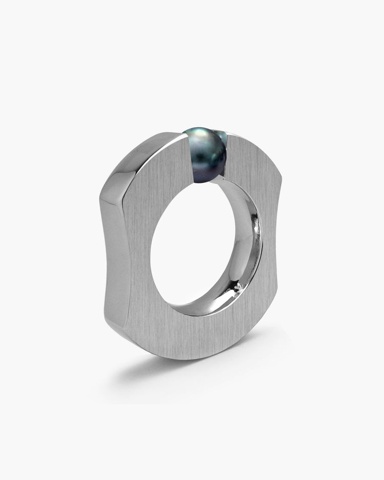 taormina-stratum-tension-set-ring-black-pearl-side