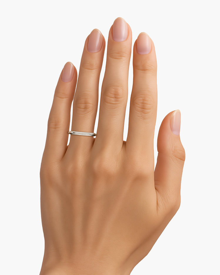 taormina-triangle-ring-3mm-model-hand